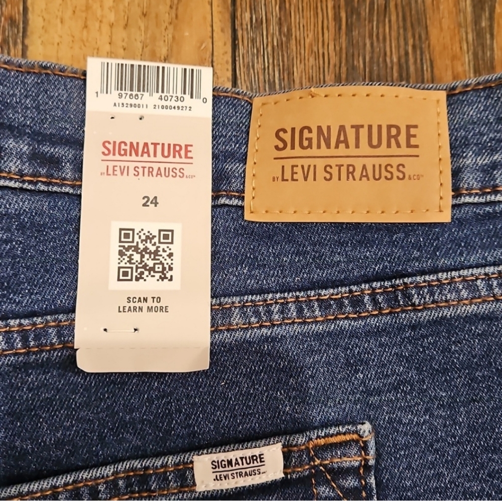 New. Levi's‎ Strauss Blue Jean Shorts with High-Rise Cut-Off Style. Size 24